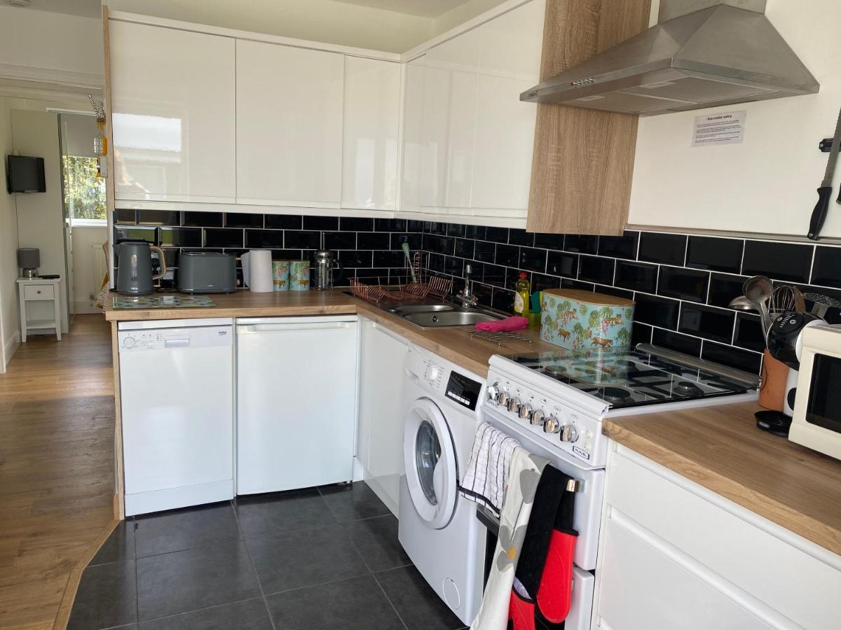 Seaview Self-Catering Coastal Bungalow In Rural West Wight Freshwater Eksteriør billede