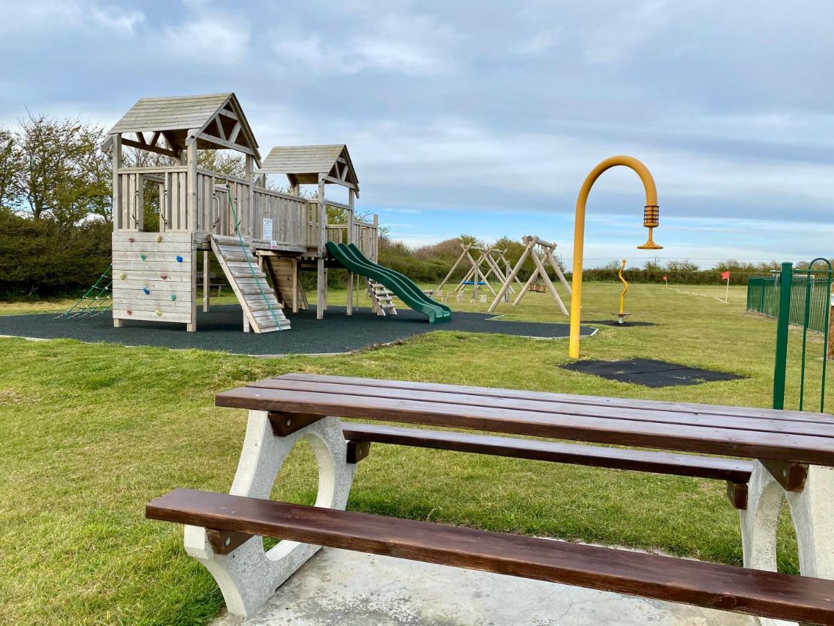 Seaview Self-Catering Coastal Bungalow In Rural West Wight Freshwater Eksteriør billede
