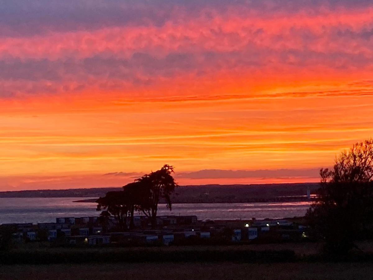 Seaview Self-Catering Coastal Bungalow In Rural West Wight Freshwater Eksteriør billede