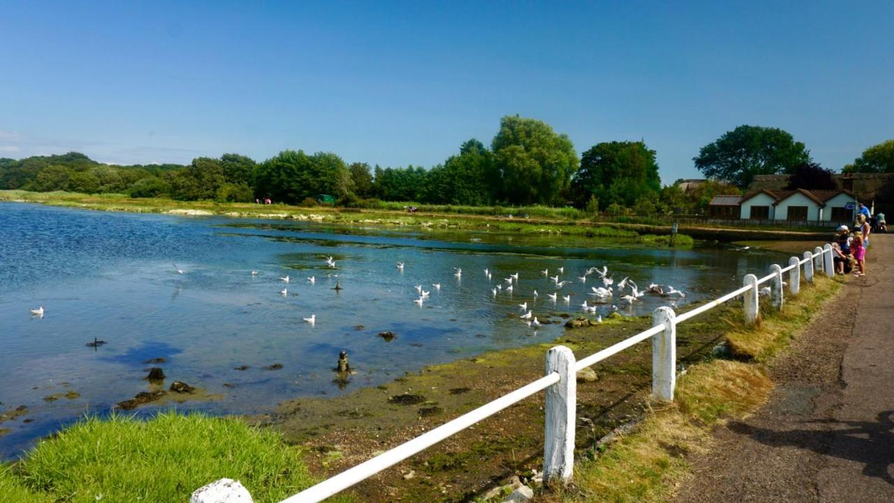 Seaview Self-Catering Coastal Bungalow In Rural West Wight Freshwater Eksteriør billede